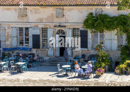 France, Charente-maritime, Saintonge, Brouage, labellisé les plus Beaux villages de France, terrasse de café Banque D'Images