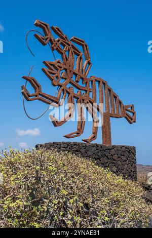 Espagne, îles Canaries, Lanzarote, Jameos del Agua, complexe à l'intérieur d'un ancien tube de lave, conçu par Cesar Manrique, statue représentant un crabe Banque D'Images