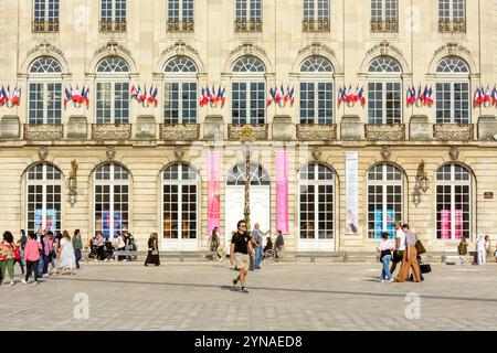 France, Meurthe et Moselle, Nancy, façade de l'Opéra, reconstruite par l'architecte Joseph Hornecker comme un théâtre italien, copie d'un opéra du XVIIIe siècle inauguré le 14 octobre 1919 situé sur la place Stanislas ancienne place royale construite par Stanislas Leszczynski, roi de Pologne et dernier duc de Lorraine au XVIIIe siècle, inscrit au patrimoine mondial de l'UNESCO, lampadaires de Jean Lamour Banque D'Images