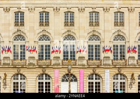 France, Meurthe et Moselle, Nancy, façade de l'Opéra, reconstruite par l'architecte Joseph Hornecker comme un théâtre italien, copie d'un opéra du XVIIIe siècle inauguré le 14 octobre 1919 situé sur la place Stanislas ancienne place royale construite par Stanislas Leszczynski, roi de Pologne et dernier duc de Lorraine au XVIIIe siècle, inscrit au patrimoine mondial de l'UNESCO, lampadaires de Jean Lamour Banque D'Images