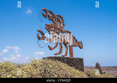 Espagne, îles Canaries, Lanzarote, Jameos del Agua, complexe à l'intérieur d'un ancien tube de lave, conçu par Cesar Manrique, statue représentant un crabe Banque D'Images