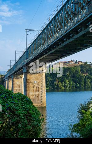 Espagne, Galice, Tui, étape sur la voie centrale portugaise, une des voies vers Santiago de Compostelle, pont sur le fleuve Minho (Miño), frontière entre l'Espagne et le Portugal, Valença (Portugal) en arrière-plan Banque D'Images