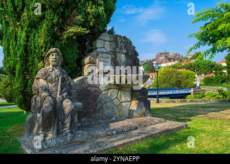 Espagne, Galice, Tui, étape sur la voie centrale portugaise, une des voies vers Saint-Jacques-de-Compostelle, monument au pèlerin de la voie de Compostelle Banque D'Images