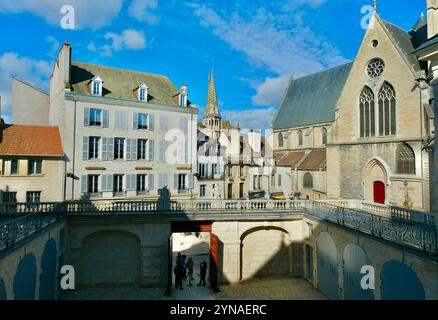 France, Côte d'Or, Dijon, zone classée au Patrimoine mondial de l'UNESCO, le manoir Bouchu d'esterno, siège de l'OIV (Organisation internationale de la vigne et du vin), inauguré en octobre 2024, vue sur le théâtre du Parvis Saint Jean Banque D'Images