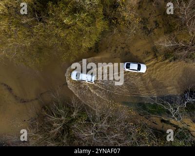 Une voiture traverse les eaux de crue au Billing Aquadrome dans le Northamptonshire. La tempête Bert continuera d'entraîner des perturbations lundi après des pluies torrentielles qui ont provoqué des inondations « dévastatrices » au cours du week-end. Date de la photo : lundi 25 novembre 2024. Banque D'Images