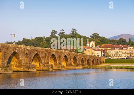 Portugal, région Nord, Ponte de Lima, étape sur la voie centrale portugaise, une des voies vers Saint-Jacques-de-Compostelle, le pont romain et médiéval sur la rivière Lima Banque D'Images