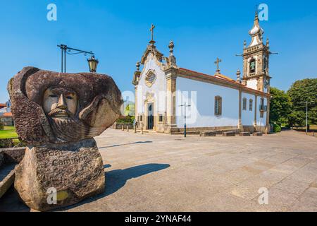 Portugal, région Nord, Ponte de Lima, étape sur la voie centrale portugaise, une des voies vers Saint-Jacques-de-Compostelle, sculpture en granit dédiée aux pèlerins du Camino de Santiago devant l'église Santo Antonio da Torre Velha Banque D'Images