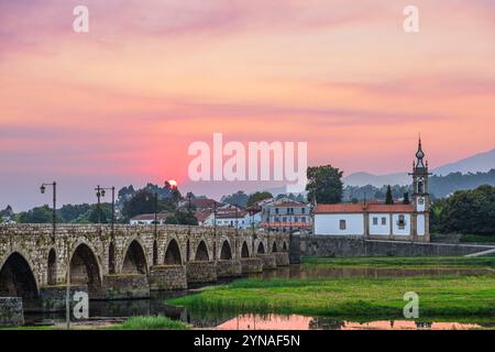 Portugal, région du Nord, Ponte de Lima, étape sur la voie centrale portugaise, une des voies vers Saint-Jacques-de-Compostelle, le pont romain et médiéval sur la rivière Lima et l'église Santo Antonio da Torre Velha Banque D'Images