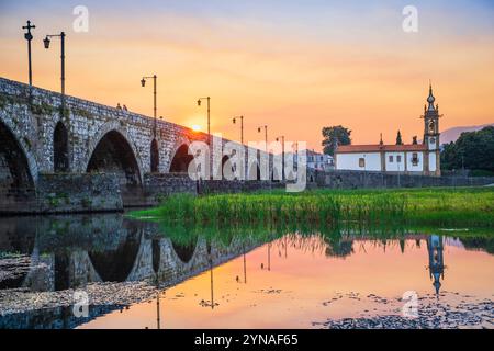 Portugal, région du Nord, Ponte de Lima, étape sur la voie centrale portugaise, une des voies vers Saint-Jacques-de-Compostelle, le pont romain et médiéval sur la rivière Lima et l'église Santo Antonio da Torre Velha Banque D'Images