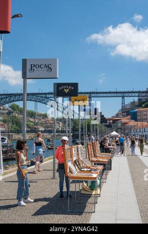 Portugal, région nord, Vila Nova de Gaia et rivière Douro avec marché touristique Banque D'Images