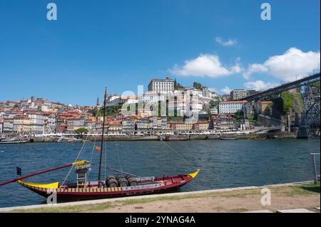 Portugal, zone nord, centre historique classé au patrimoine mondial de l'UNESCO, quartier historique de Ribeira, bateau Barco Rabelo utilisé pour transporter des tonneaux de Porto sur le fleuve Douro Banque D'Images