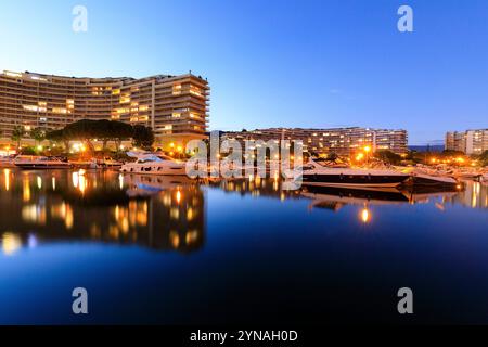 France, Alpes Maritimes (06), Mandelieu la Napoule, port de Cannes Marina, immeuble le Concorde Banque D'Images