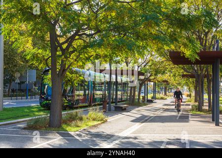 France, Hérault (34), Montpellier, quartier Port Marianne, Av. de la mer Raymond Dugrand, tramway Banque D'Images