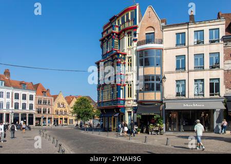 France, Nord, Lille, braderie de Lille, les façades des bâtiments sur la place Louise de Bettignies Banque D'Images