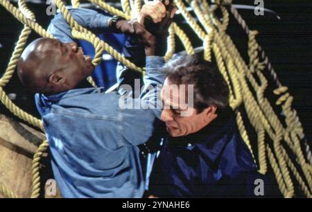 U.S. MARSHALS, 1998 Warner Bros.f avec Wesley Snipes à gauche et Tommy Lee Jones Banque D'Images