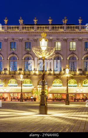 France, Meurthe et Moselle, Nancy, place Stanislas (ancienne place royale) construite par Stanislas Leszczynski, roi de Pologne et dernier duc de Lorraine au XVIIIe siècle, classée au Patrimoine mondial de l'UNESCO, façade du Grand Hôtel de la Reine et lampadaires décorés pendant la période de noël Banque D'Images