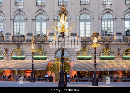 France, Meurthe et Moselle, Nancy, place Stanislas (ancienne place royale) construite par Stanislas Leszczynski, roi de Pologne et dernier duc de Lorraine au XVIIIe siècle, classée au Patrimoine mondial de l'UNESCO, façade du Grand Hôtel de la Reine et lampadaires décorés pendant la période de noël Banque D'Images