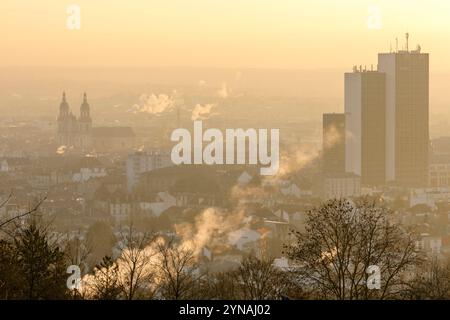 France, Meurthe et Moselle, Nancy, vue panoramique sur la ville depuis le Parc de la Cure d'Air avec la tour Thiers et le quartier de la gare Banque D'Images