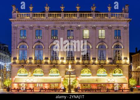 France, Meurthe et Moselle, Nancy, place Stanislas (ancienne place royale) construite par Stanislas Leszczynski, roi de Pologne et dernier duc de Lorraine au XVIIIe siècle, classée au Patrimoine mondial de l'UNESCO, façade du Grand Hôtel de la Reine et lampadaires décorés pendant la période de noël Banque D'Images