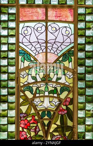 France, Meurthe et Moselle, Nancy, immeuble et maison Bergeret construits entre 1903 et 1905 pour l'imprimeur Albert Bergeret dans le style Art Nouveau Ecole de Nancy par l'architecte Lucien Weissenburger, situé rue Lionnois, vitrail pour le jardin d'hiver représentant des fleurs rouges de quatre heures (mirabilis Jalapa) et des fleurs blanches de Datura Banque D'Images
