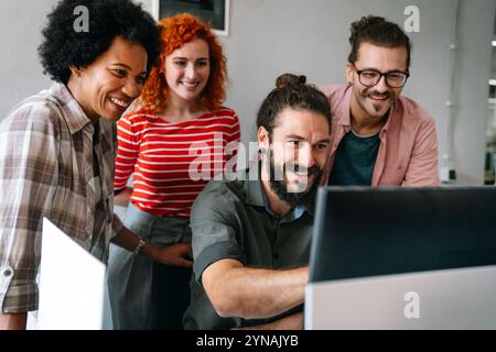 Ingénieurs logiciels travaillant sur le projet et la programmation en entreprise. Concept de travail d'équipe d'entreprise de démarrage Banque D'Images