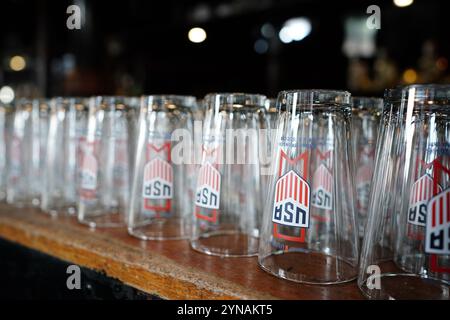 Lunettes sur le thème USA au pub World's End à Camden, Londres. Date de la photo : lundi 25 novembre 2024. Banque D'Images