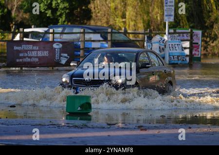 Une voiture traverse les eaux de crue près du Billing Aquadrome dans le Northamptonshire. La tempête Bert continuera d'entraîner des perturbations lundi après des pluies torrentielles qui ont provoqué des inondations « dévastatrices » au cours du week-end. Date de la photo : lundi 25 novembre 2024. Banque D'Images