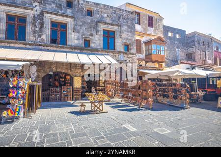 RHODES, GRÈCE - 7 JUILLET 2022 : place des Martyrs juifs dans le centre historique de la ville de Rhodes. Banque D'Images