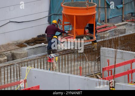 Cologne, Allemagne. 25 novembre 2024. Le béton pour un plafond en béton est coulé dans une structure en acier pour la construction d'une coque pour des condominiums dans le quartier d'Ehrenfeld. Le nombre de permis de construire reste faible. Crédit : Rolf Vennenbernd/dpa/Alamy Live News Banque D'Images