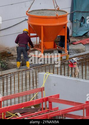 Cologne, Allemagne. 25 novembre 2024. Le béton pour un plafond en béton est coulé dans une structure en acier pour la construction d'une coque pour des condominiums dans le quartier d'Ehrenfeld. Le nombre de permis de construire reste faible. Crédit : Rolf Vennenbernd/dpa/Alamy Live News Banque D'Images