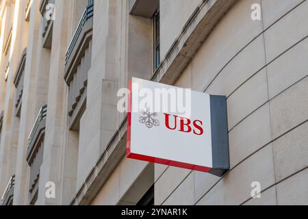 Enseigne et logo sur la façade d'une succursale bancaire UBS à Genève, Suisse. UBS Group AG est un groupe bancaire international suisse Banque D'Images