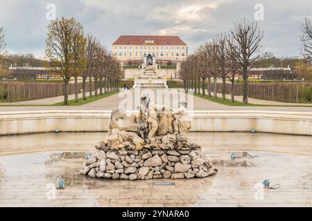 ENGELHARTSTETTEN, AUTRICHE - 9 AVRIL 2023 : statue dans le jardin baroque du château de Schloss Hof. Banque D'Images