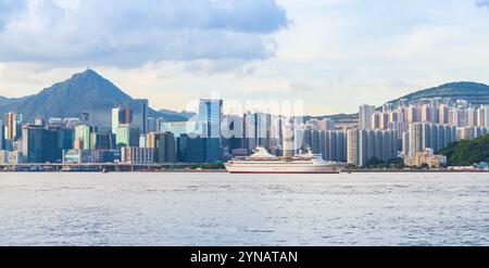 Hong Kong - 21 juillet 2017 : photographie panoramique de la ville de Hong Kong prise un jour d'été, le navire Oriental Dragon est ancré devant la côte Banque D'Images