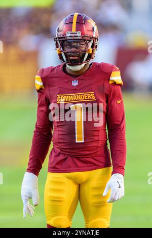 Landover, MD, États-Unis. 24 novembre 2024. Le cornerback des commandants de Washington Noah Igbinoghene (1) regarde pendant le match de la NFL entre les Cowboys de Dallas et les Commanders de Washington à Landover, MD. Reggie Hildred/CSM (image crédit : © Reggie Hildred/Cal Sport Media). Crédit : csm/Alamy Live News Banque D'Images