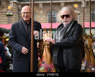 Hambourg, Allemagne. 25 novembre 2024. Peter Tschentscher (à gauche, SPD), premier maire et président du Sénat de la ville libre et hanséatique de Hambourg, et Bernhard Paul, maître d'orchestre du Cirque Roncalli, posent avec les chevaux d'un manège lors d'un événement de presse. Le marché de Noël du Rathausmarkt de Hambourg a été officiellement ouvert lundi. Le marché de Noël du Rathausmarkt de Hambourg a été officiellement ouvert lundi. Crédit : Niklas Graeber/dpa/Alamy Live News Banque D'Images