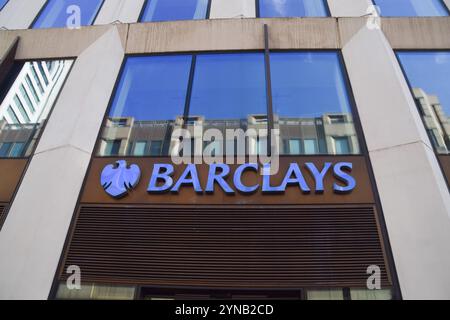 Londres, Royaume-Uni. 25 novembre 2024. Vue d'ensemble d'une banque Barclays à Moorgate, les rapports indiquant que Barclays a été condamnée à une amende de 40 millions de livres par la Financial Conduct Authority pour avoir omis de divulguer un accord de collecte de fonds avec le Qatar pendant la crise financière de 2008. (Photo de Vuk Valcic/SOPA images/SIPA USA) crédit : SIPA USA/Alamy Live News Banque D'Images