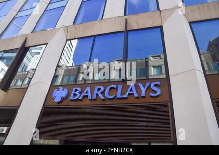 Londres, Royaume-Uni. 25 novembre 2024. Vue d'ensemble d'une banque Barclays à Moorgate, les rapports indiquant que Barclays a été condamnée à une amende de 40 millions de livres par la Financial Conduct Authority pour avoir omis de divulguer un accord de collecte de fonds avec le Qatar pendant la crise financière de 2008. (Photo de Vuk Valcic/SOPA images/SIPA USA) crédit : SIPA USA/Alamy Live News Banque D'Images