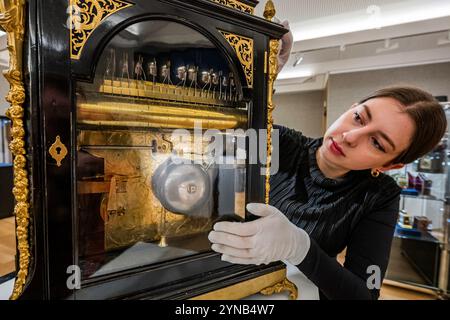 Londres, Royaume-Uni. 25 novembre 2024. Une horloge musicale du XVIIIe siècle à 12 mélodies de James Upjohn, est de £7 000 à £12,000, de la vente Fine Cloclks - Aperçu des ventes de la saison des classiques d'hiver chez Bonhams à Londres. Cela comprend huit ventes (y compris les arts décoratifs, la céramique, les horloges et les antiquités) d'ici le 9 décembre. Crédit : Guy Bell/Alamy Live News Banque D'Images