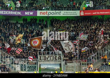 Sports, football, Bundesliga, 2024/2025, Borussia Moenchengladbach v. FC Sankt Pauli Hamburg 2-0, Stadium Borussia Park, Hamburg fans de football avec des drapeaux de club s'amusent et célèbrent leur équipe, LES RÈGLEMENTS DE la DFL INTERDISENT TOUTE UTILISATION DE PHOTOGRAPHIES COMME SÉQUENCES D'IMAGES ET/OU QUASI-VIDÉO Banque D'Images