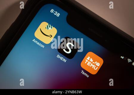 Les icônes Amazon, Shein et Temu sont affichées sur un iPhone. Plateformes de commerce électronique populaires pour les achats en ligne, offrant une variété de produits abordables Banque D'Images