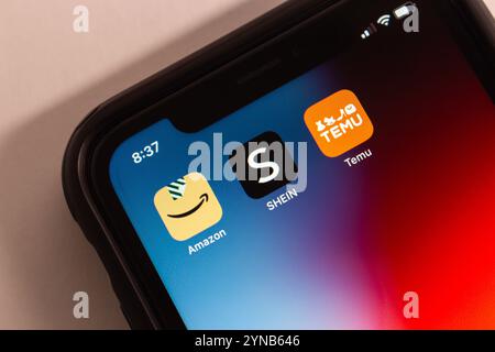 Les icônes Amazon, Shein et Temu sont affichées sur un iPhone. Plateformes de commerce électronique populaires pour les achats en ligne, offrant une variété de produits abordables Banque D'Images