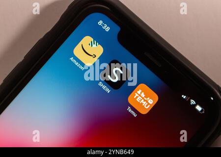 Les icônes Amazon, Shein et Temu sont affichées sur un iPhone. Plateformes de commerce électronique populaires pour les achats en ligne, offrant une variété de produits abordables Banque D'Images