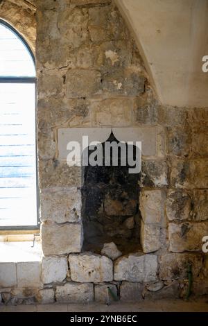 Entrée au donjon de la forteresse de Mirabel. Le linteau porte une inscription en grec indiquant le lieu de sépulture de Saint Kirikos Israël, région de Sharon, restor Banque D'Images