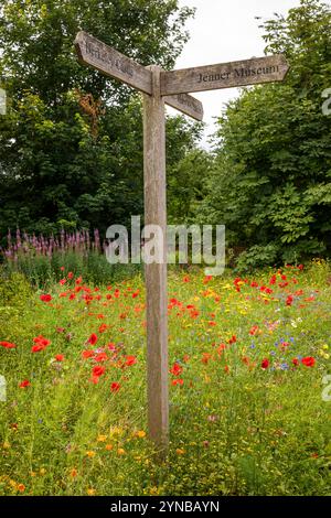 Royaume-Uni, Angleterre, Gloucestershire, Vale of Berkeley, Berkeley, St Mary’s Churchyard, panneau touristique en bois vers le château et le musée Jenner Banque D'Images