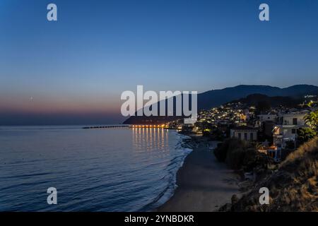 Village de pêcheurs de Plomari situé dans la partie sud de l'île Lesbos ou Lesbos est une île grecque située dans le nord-est de la mer Égée Banque D'Images