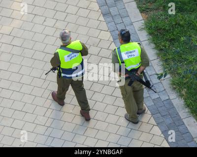 Israël octobre 2023 alors que des vies civiles sont menacées, des soldats de réserve armés du Front intérieur patrouillent dans les rues Banque D'Images