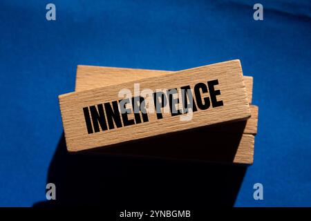 Message de paix intérieur écrit sur des blocs de bois avec fond bleu. Symbole conceptuel de paix intérieure. Copier l'espace. Banque D'Images