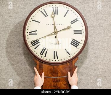 Londres, Royaume-Uni. 25 novembre 2024. Une horloge de taverne en acajou de la fin du XVIIIe siècle / début du XIXe siècle par Thomas Weller, Croydon, estime £1 500 - £2 500, lors d'un aperçu des œuvres des ventes aux enchères de la saison des Winter Classics à Bonhams New Bond Street. Des lots seront mis en vente lors de la vente Fine Clocks, le 27 novembre, dans les galeries Bonhams de New Bond Street. Credit : Stephen Chung / Alamy Live News Banque D'Images