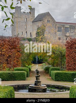 Fontaine dans le jardin clos de Helmsley avec pour toile de fond le château de Helmsley. Yorkshire du Nord. ROYAUME-UNI. Banque D'Images