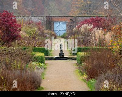 Fontaine dans Helmsley Walled Garden avec des portes en bois bleu comme toile de fond. ROYAUME-UNI Banque D'Images